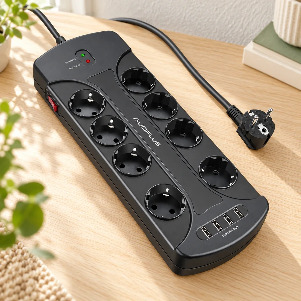 Mise en situation : AUOPLUS — multiprise huit prises et quatre USB.